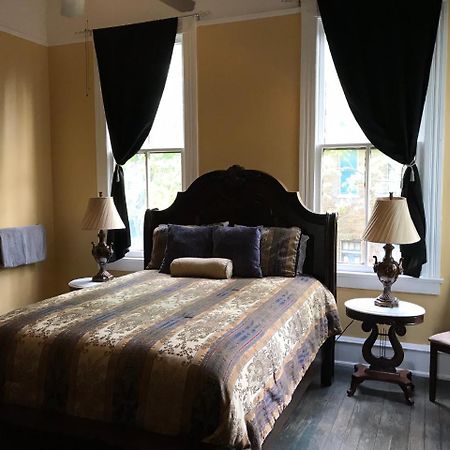 The Mardi Gras House Bed & Breakfast Мобил Екстериор снимка