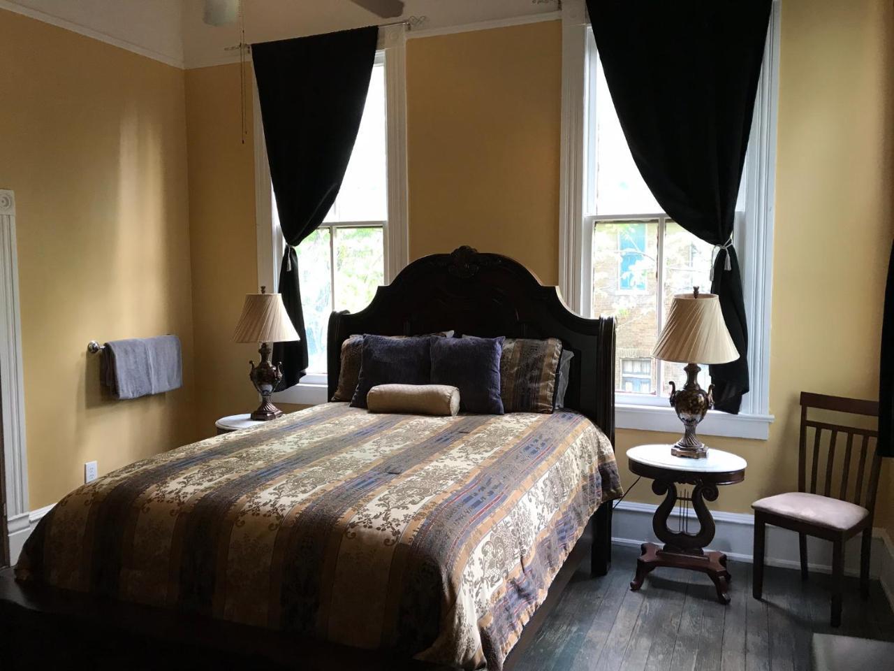 The Mardi Gras House Bed & Breakfast Мобил Екстериор снимка
