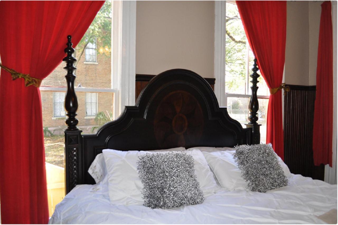 The Mardi Gras House Bed & Breakfast Мобил Екстериор снимка