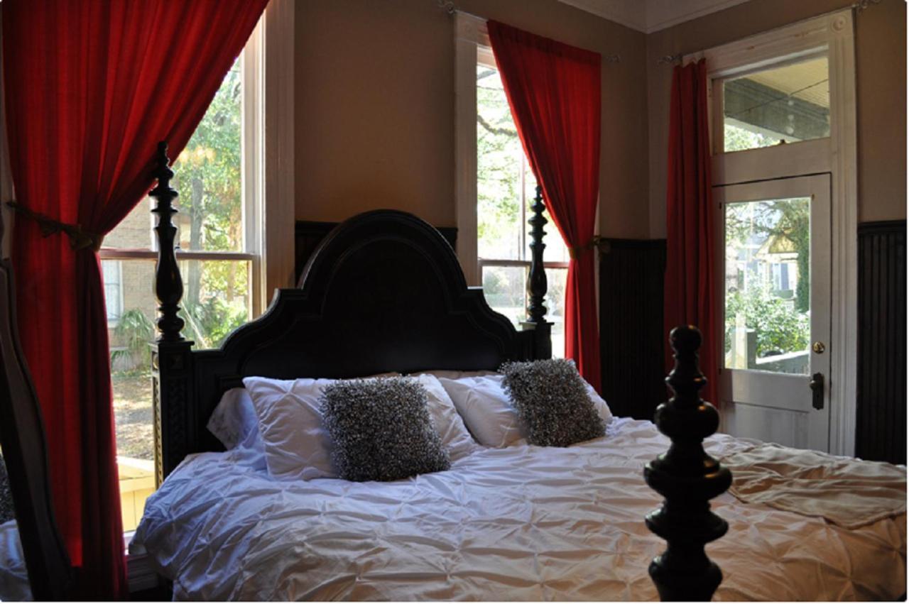 The Mardi Gras House Bed & Breakfast Мобил Екстериор снимка