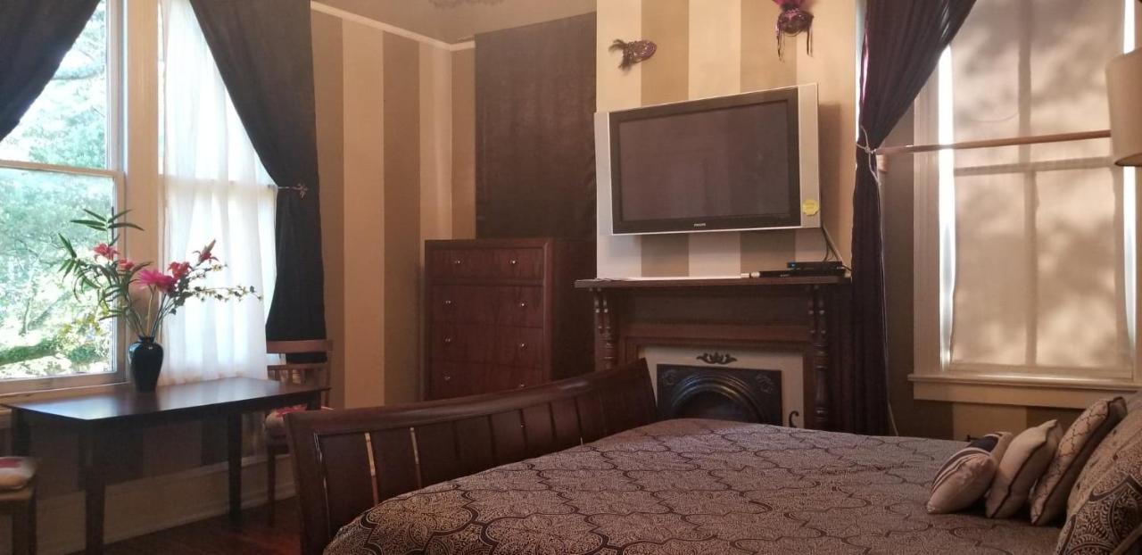 The Mardi Gras House Bed & Breakfast Мобил Екстериор снимка