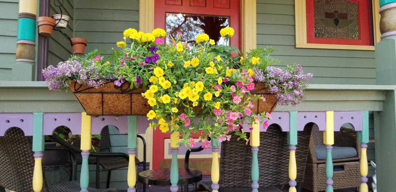 The Mardi Gras House Bed & Breakfast Мобил Екстериор снимка
