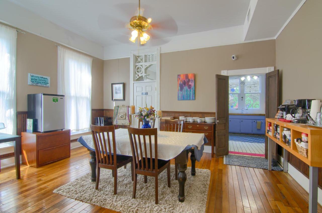 The Mardi Gras House Bed & Breakfast Мобил Екстериор снимка