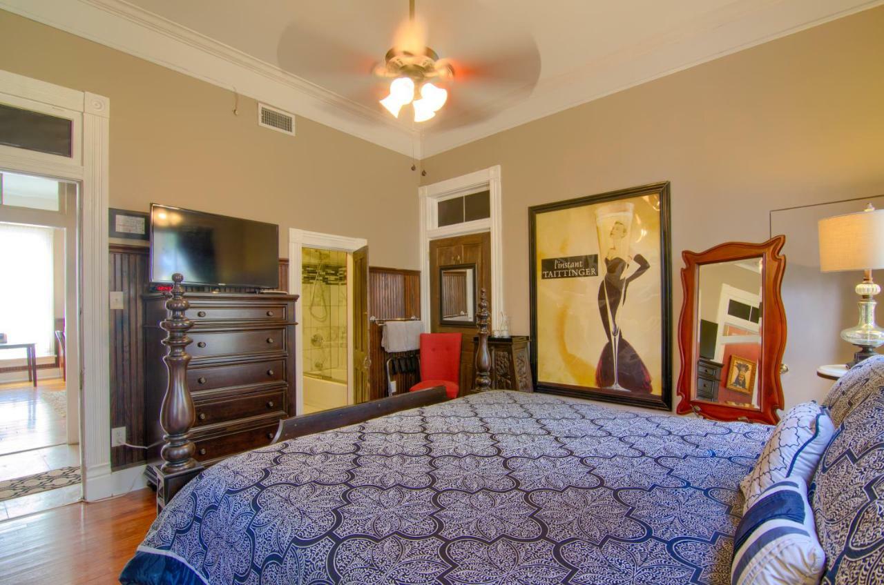 The Mardi Gras House Bed & Breakfast Мобил Екстериор снимка